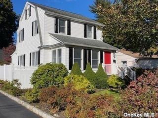  2 BR,  2.00 BTH &nbsp;Colonial style home in Northport