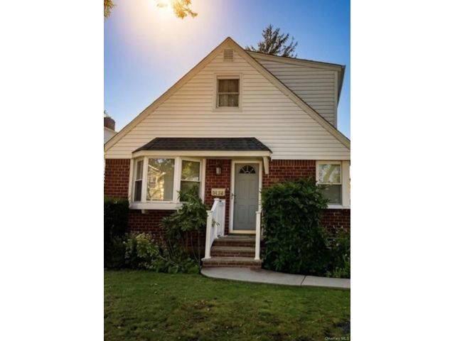  3 BR,  2.00 BTH &nbsp;Cape cod style home in Floral Park