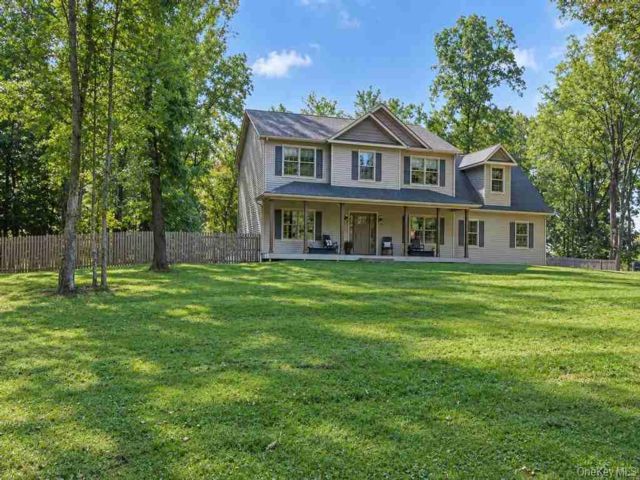  4 BR,  3.00 BTH &nbsp;Colonial style home in Pine Bush