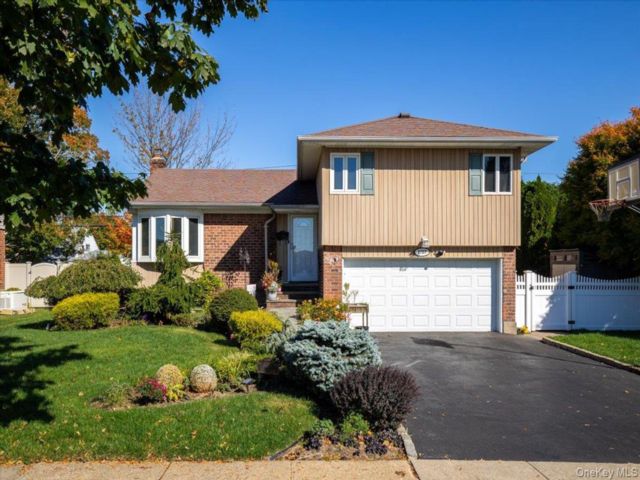  3 BR,  3.00 BTH &nbsp;Split level style home in Wantagh