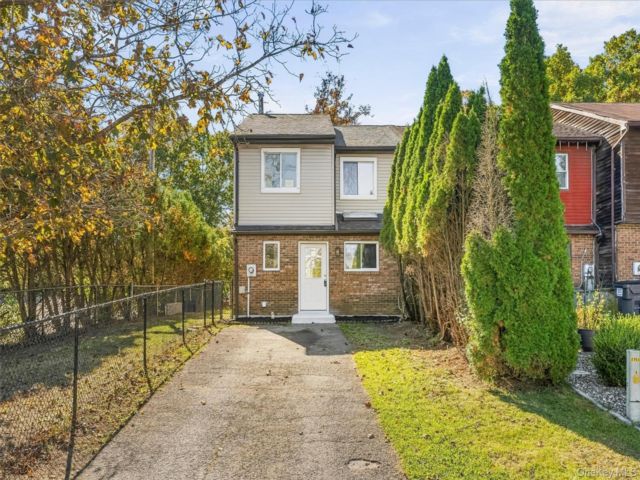  3 BR,  2.00 BTH &nbsp;House style home in Maybrook