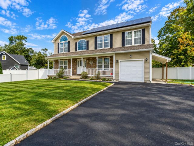  6 BR,  4.00 BTH &nbsp;Colonial style home in Brentwood