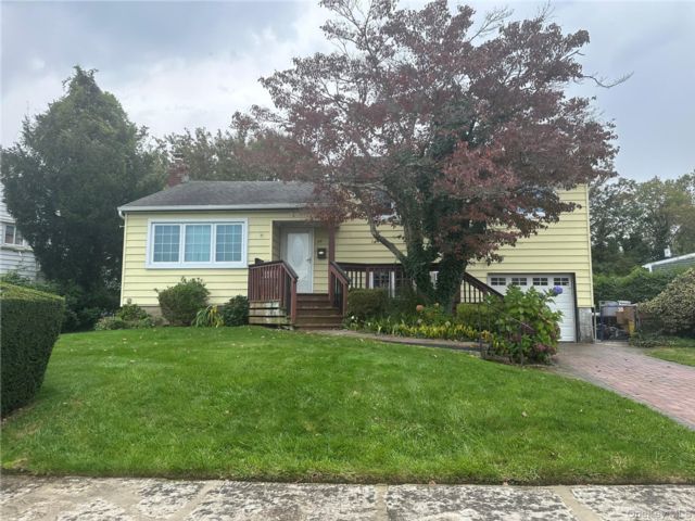 4 BR,  3.00 BTH &nbsp;Split level style home in Hicksville