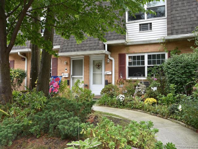  1 BR,  1.00 BTH &nbsp;Garden style home in Holtsville