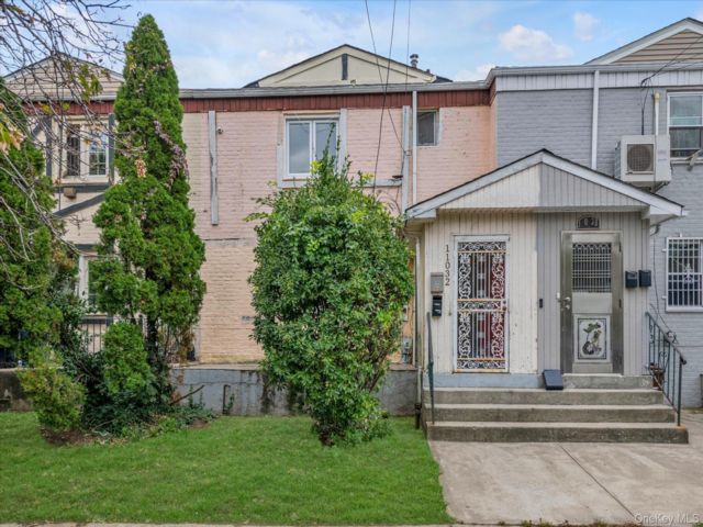  3 BR,  4.00 BTH &nbsp;Colonial style home in Forest Hills