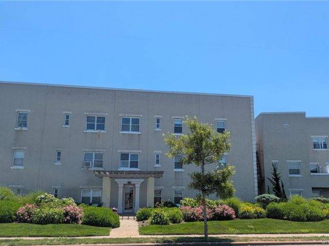  1 BR,  1.00 BTH &nbsp;Garden style home in Belle Harbor