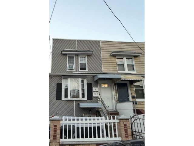  2 BR,  1.00 BTH &nbsp;Full floor apar style home in Jamaica