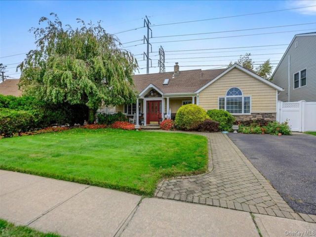  3 BR,  2.00 BTH &nbsp;Cape cod style home in Levittown