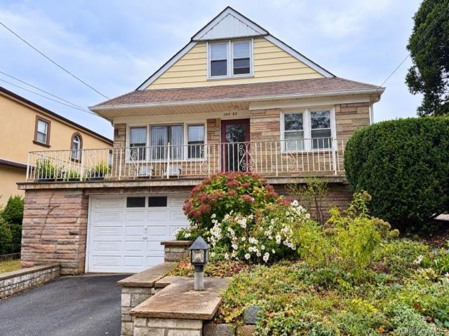  4 BR,  2.00 BTH &nbsp;Cape cod style home in Whitestone