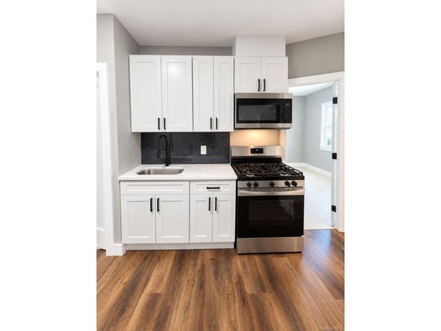  3 BR,  1.00 BTH &nbsp;Other style home in Woodside