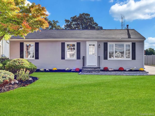  3 BR,  1.00 BTH &nbsp;Ranch style home in Amityville