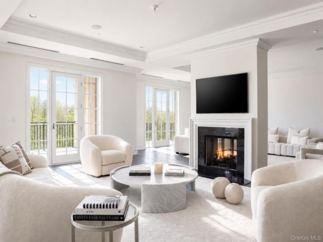  3 BR,  4.00 BTH &nbsp;Mid rise style home in North Hills