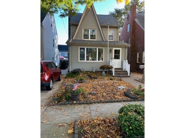  3 BR,  2.00 BTH &nbsp;Colonial style home in Bellerose
