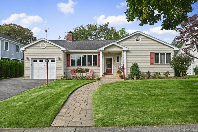  3 BR,  3.00 BTH &nbsp;Ranch style home in Garden City