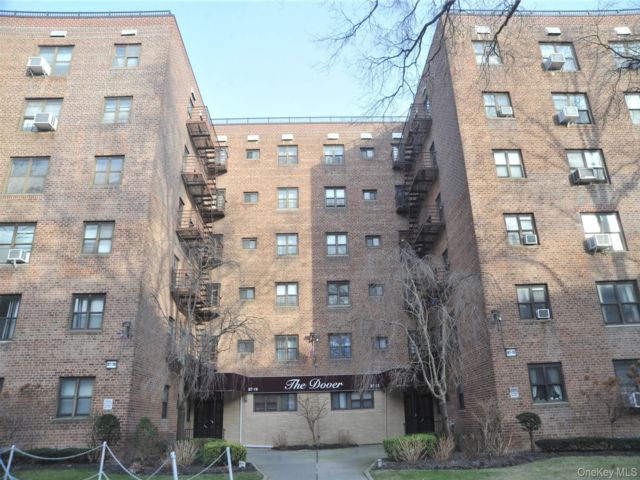  2 BR,  1.00 BTH &nbsp;Mid rise style home in Hollis