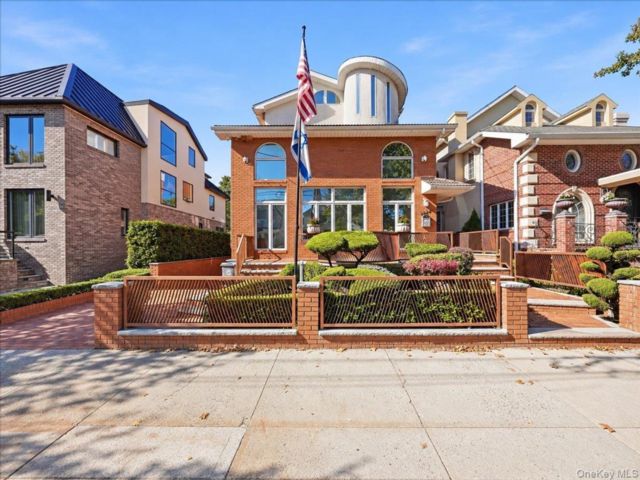  7 BR,  7.00 BTH &nbsp;Contemporary style home in Madison