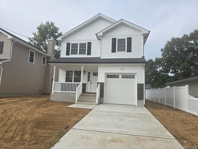  4 BR,  3.00 BTH &nbsp;Colonial style home in Roosevelt