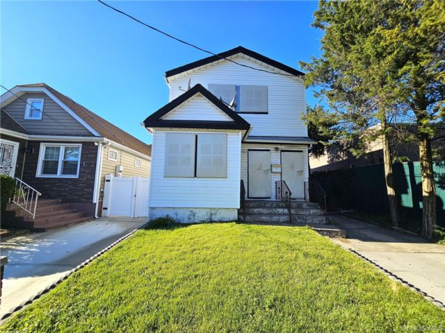  6 BR,  2.00 BTH &nbsp;Colonial style home in Jamaica