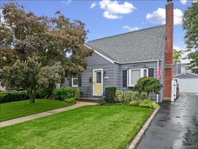  3 BR,  1.00 BTH &nbsp;A-frame style home in Seaford