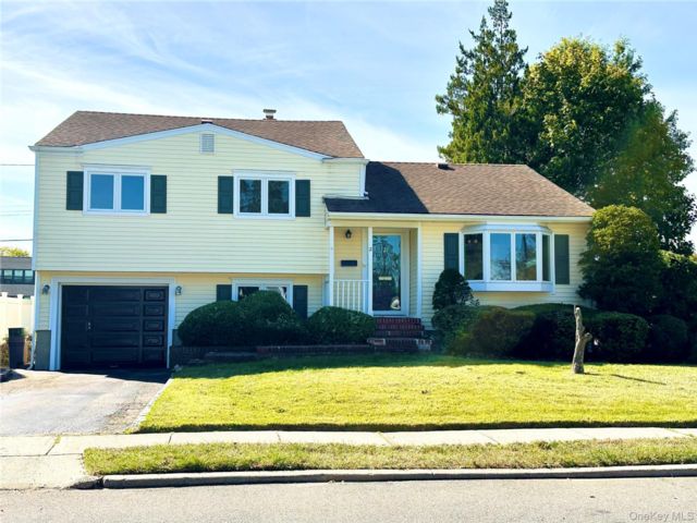  3 BR,  3.00 BTH &nbsp;Colonial style home in Hicksville