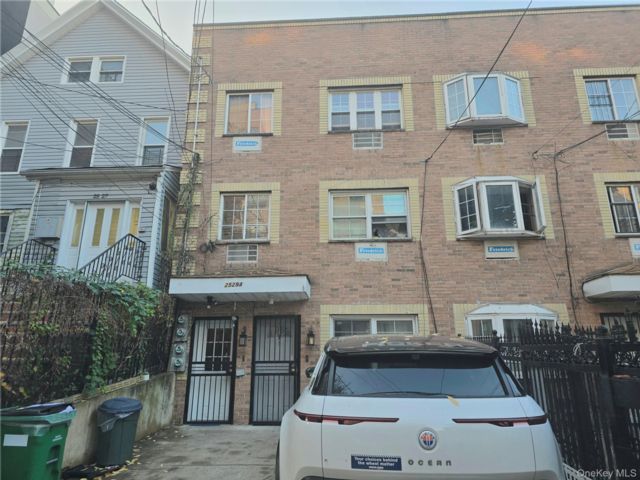  8 BR,  6.00 BTH &nbsp;House style home in Jerome Avenue