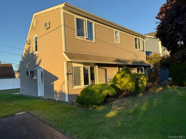  5 BR,  2.00 BTH &nbsp;Exp cape style home in Levittown