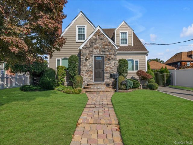  3 BR,  3.00 BTH &nbsp;Other style home in Williston Park