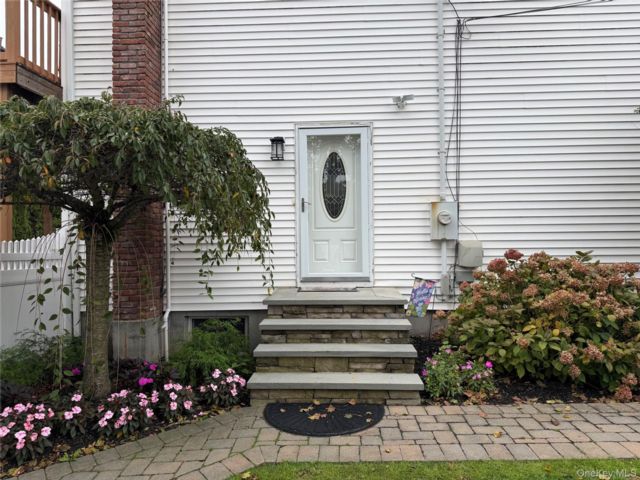  2 BR,  1.00 BTH &nbsp;Hi ranch style home in Holbrook