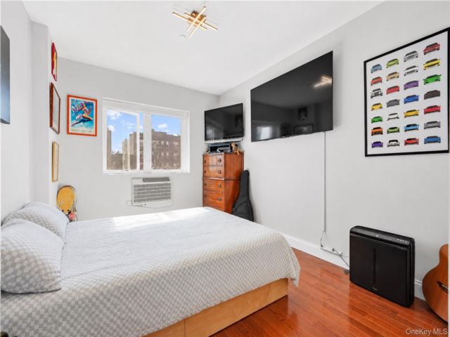  1 BR,  1.00 BTH &nbsp;Mid rise style home in Astoria