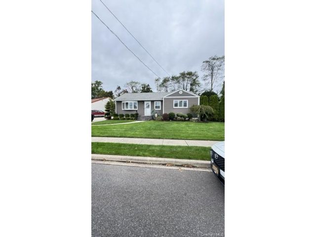  4 BR,  2.00 BTH &nbsp;Ranch style home in Farmingdale