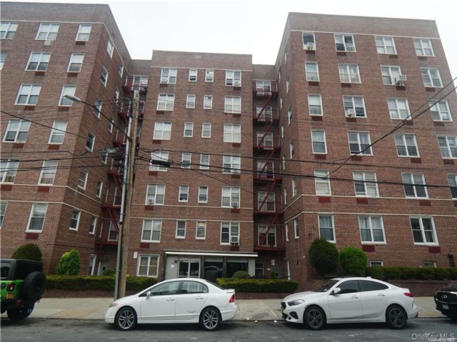  2 BR,  1.00 BTH &nbsp;Mid rise style home in Rego Park