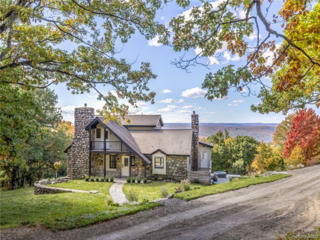  4 BR,  3.00 BTH &nbsp;Chalet style home in Ellenville