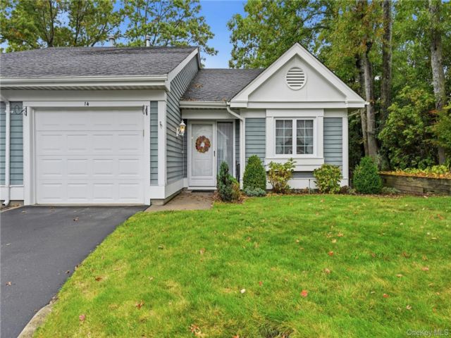  2 BR,  2.00 BTH &nbsp;Ranch style home in Ridge