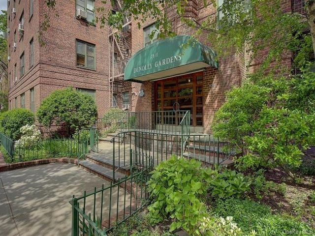  1 BR,  1.00 BTH &nbsp;Mid rise style home in Jackson Heights
