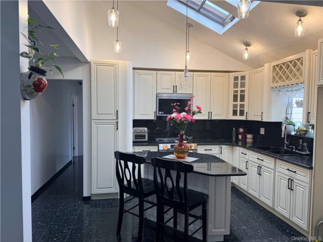  2 BR,  1.00 BTH &nbsp;Hi ranch style home in Howard Beach