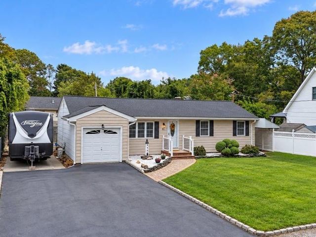  4 BR,  2.00 BTH &nbsp;Ranch style home in Mastic