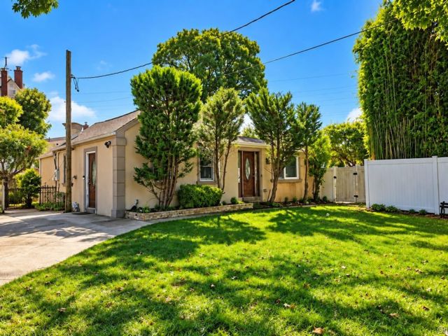  4 BR,  2.00 BTH &nbsp;Ranch style home in Inwood