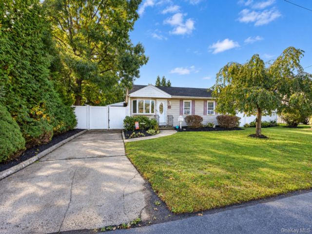  3 BR,  2.00 BTH &nbsp;Ranch style home in West Babylon