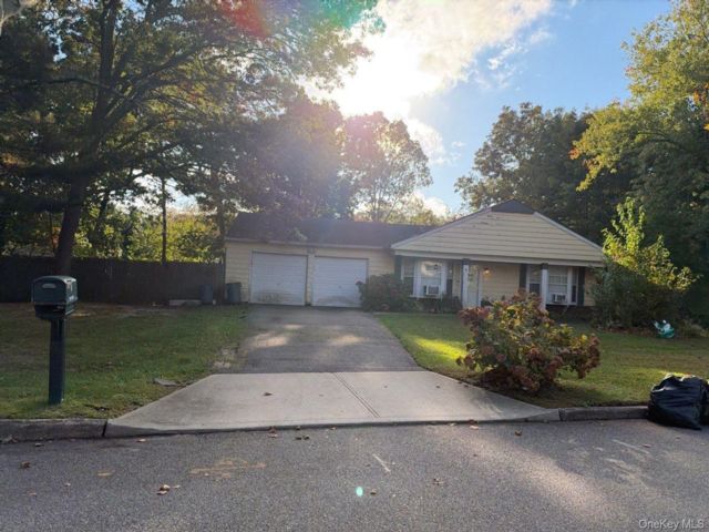 4 BR,  2.00 BTH &nbsp;Ranch style home in Coram