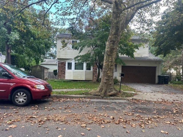  4 BR,  3.00 BTH &nbsp;Colonial style home in Greenlawn