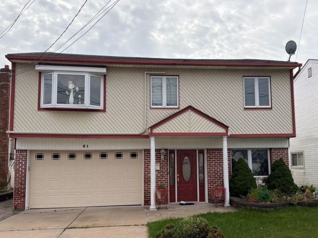  4 BR,  2.00 BTH &nbsp;Colonial style home in Freeport