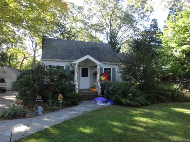  3 BR,  1.00 BTH &nbsp;Exp cape style home in Smithtown