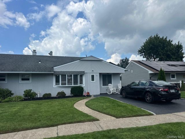  3 BR,  1.00 BTH &nbsp;Ranch style home in Bethpage