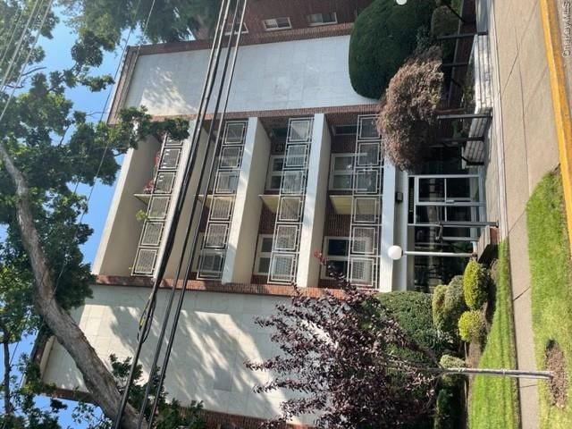  2 BR,  2.00 BTH &nbsp;Mid rise style home in Freeport