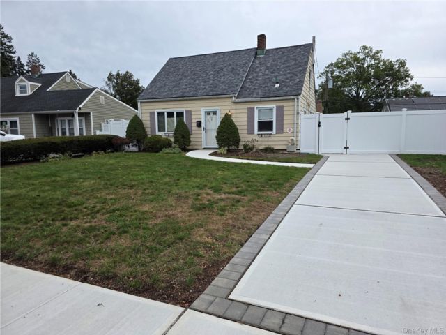  3 BR,  1.00 BTH &nbsp;Cape cod style home in Levittown
