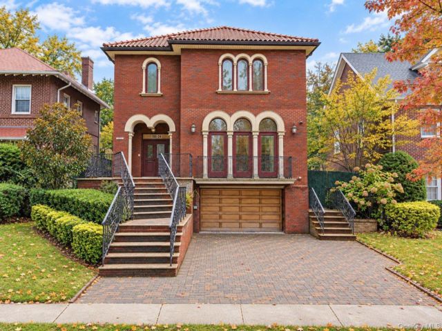  5 BR,  4.00 BTH &nbsp;Contemporary style home in Forest Hills