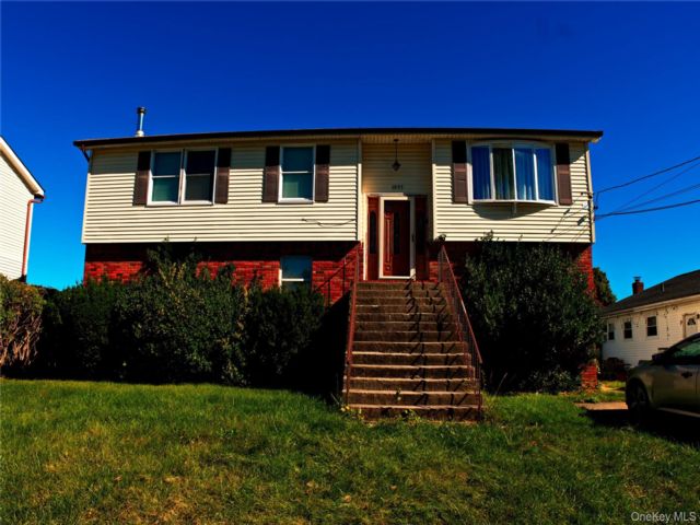  5 BR,  3.00 BTH &nbsp;Hi ranch style home in West Hempstead