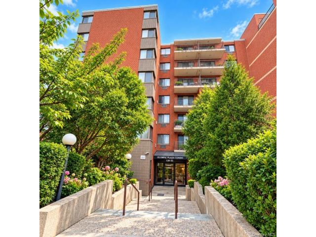  2 BR,  2.00 BTH &nbsp;Mid rise style home in Flushing