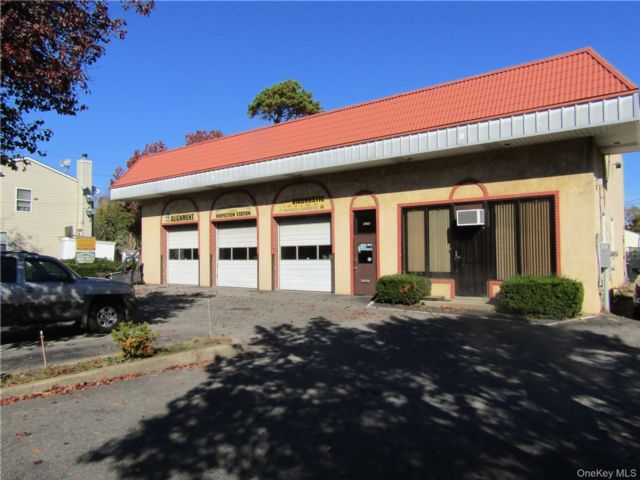 Studio,  0.00 BTH &nbsp;Commercial style home in West Babylon