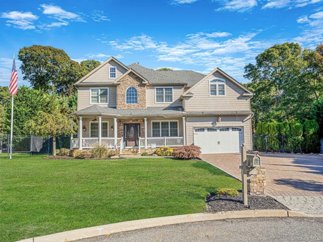  4 BR,  4.00 BTH &nbsp;Colonial style home in Smithtown
